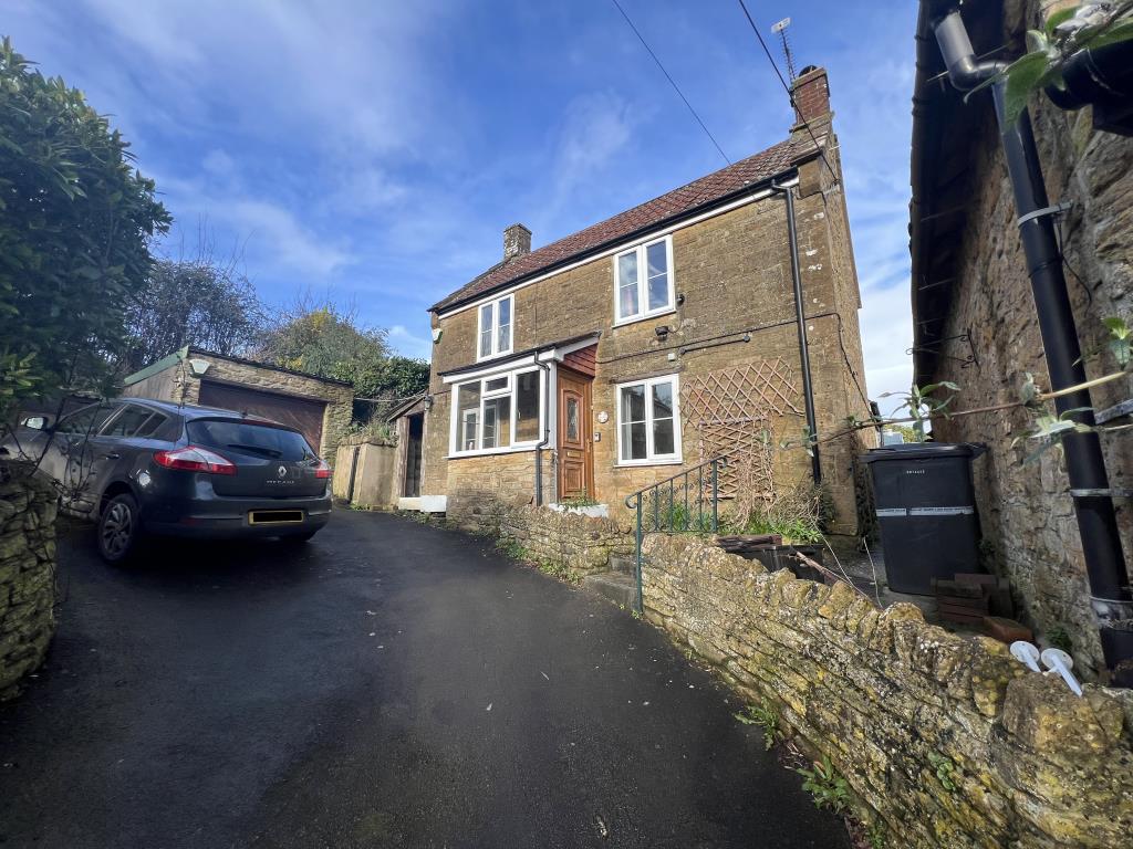 Lot: 131 - DETACHED COTTAGE FOR UPDATING - General view of front of cottage